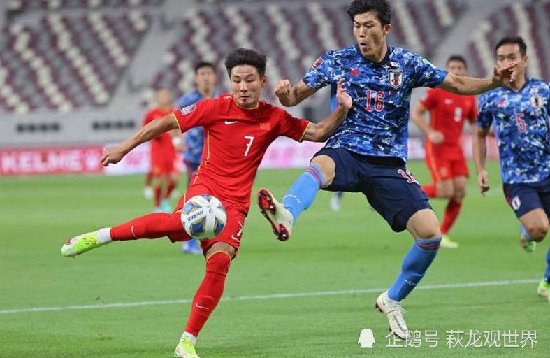 曼联19岁中后卫坎布瓦拉今天首发迎来一线队首秀，20岁的中卫本内特替补待命。